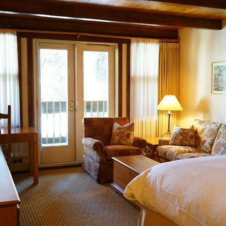 Post Hotel And Spa Lake Louise Bagian luar foto