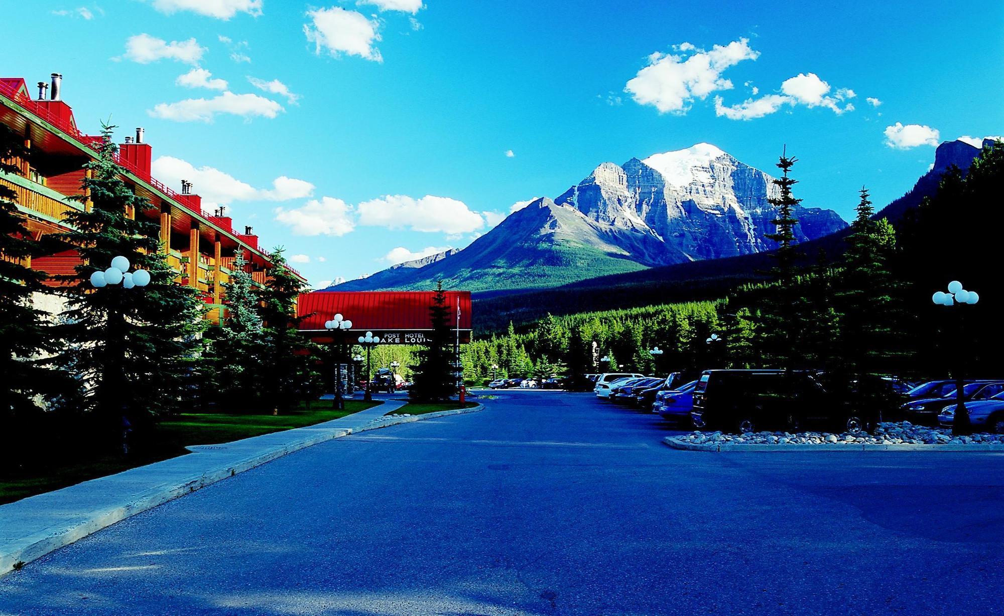 Post Hotel And Spa Lake Louise Bagian luar foto