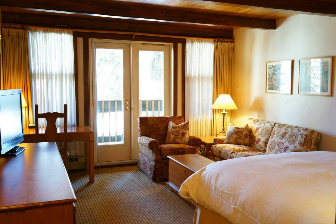 Post Hotel And Spa Lake Louise Bagian luar foto